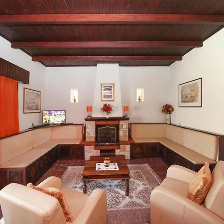 Acharavi Retreat Near The Bay