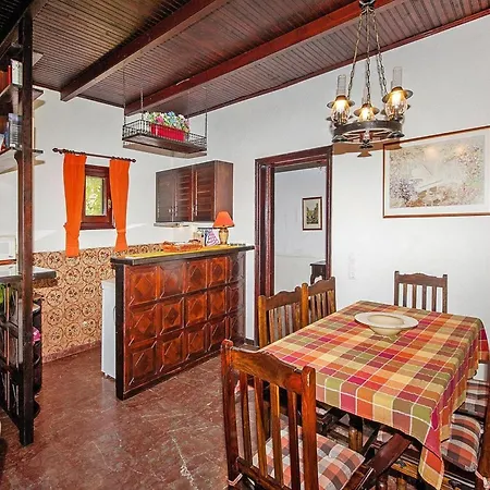 Acharavi Retreat Near The Bay *