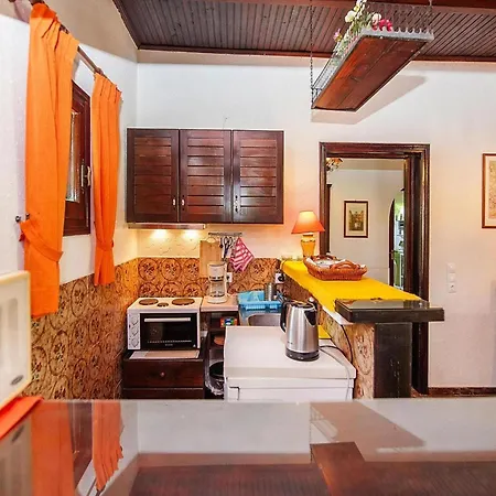 Acharavi Retreat Near The Bay *