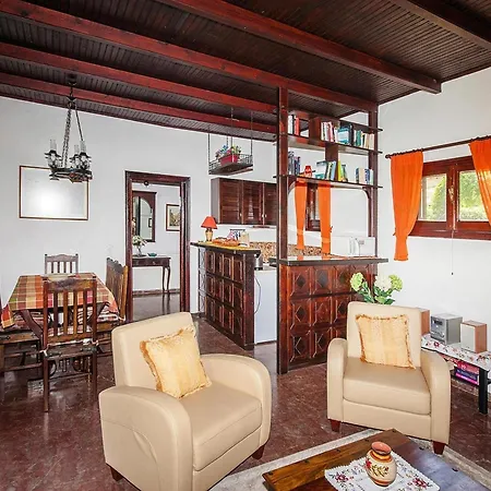 Acharavi Retreat Near The Bay 度假居