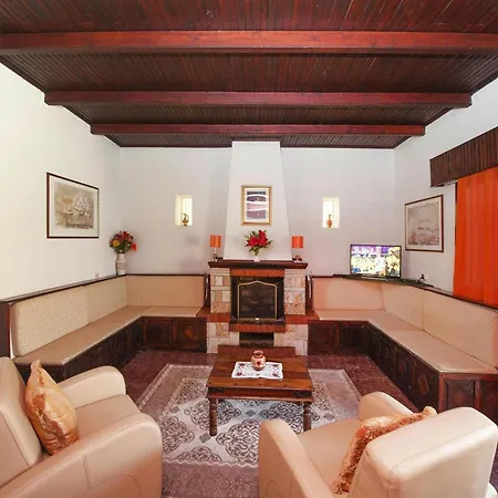 Acharavi Retreat Near The Bay *